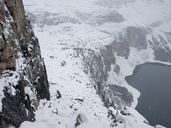 A snowy, slippery and bouldery ramp down to a plateau above Rockbound Lake.