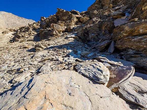 On the upper SW slopes, ascending to the SE traverse bench.