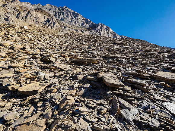 On the upper SW slopes, ascending to the SE traverse bench visible above me now.