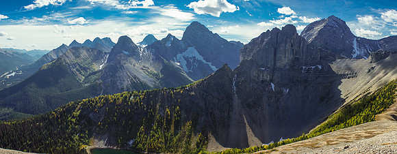 View looking east from the first summit. Peaks include Commonwealth Ridge, Commonwealth Peak, Pigs Tail, Birdwood, The Fist and Smuts (l to r).