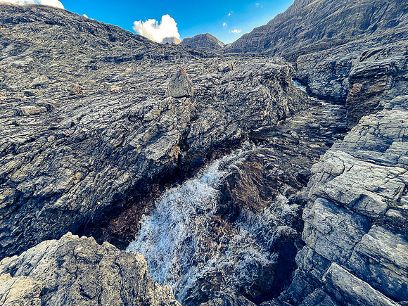 Ascending SW out of the Roaring Creek Valley to upper tarns under Little Cataract Peak.