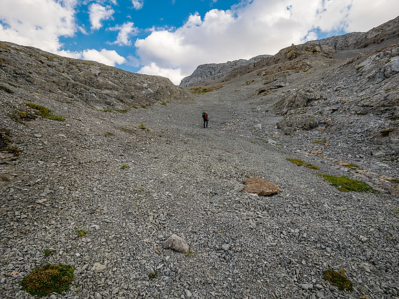 Ascending SW out of the Roaring Creek Valley to upper tarns under Little Cataract Peak.
