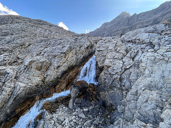 Ascending SW out of the Roaring Creek Valley to upper tarns under Little Cataract Peak.