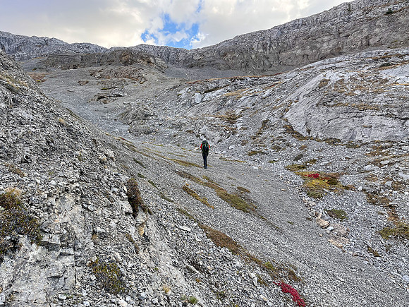 Ascending SW out of the Roaring Creek Valley to upper tarns under Little Cataract Peak.
