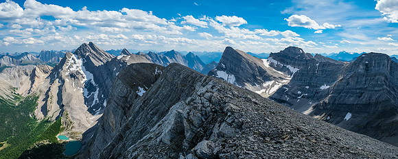 Many peaks in the Sawback Range are unnamed despite being taller than Block.