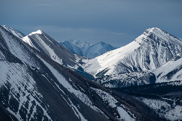 Chirp Peak rises over Divide Pass.
