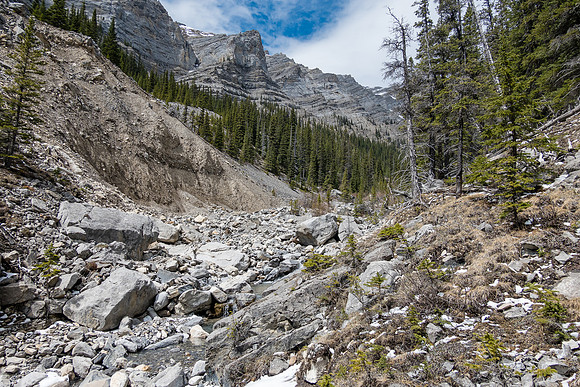 Higher up the drainage there is some objective hazard from very unstable west (L) slopes.