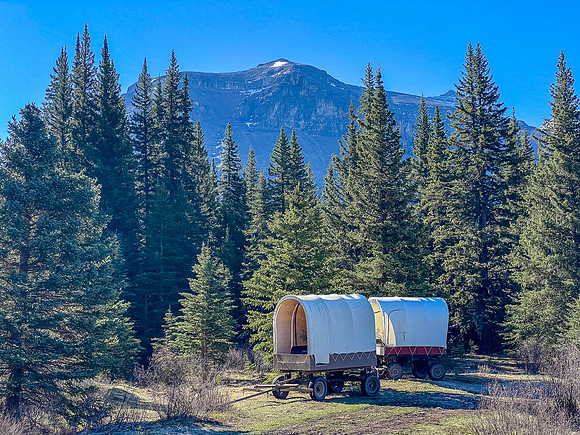 This outfitter camp sits on the edge of a lovely meadow about 12-13km from the parking lot.