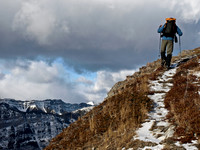 Wietse and the trail on the ridge.