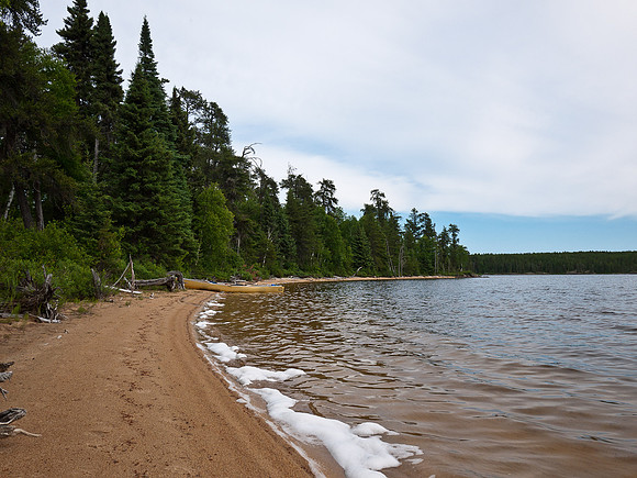 16:30 and we're out exploring the lake. This sandy beach is cool.