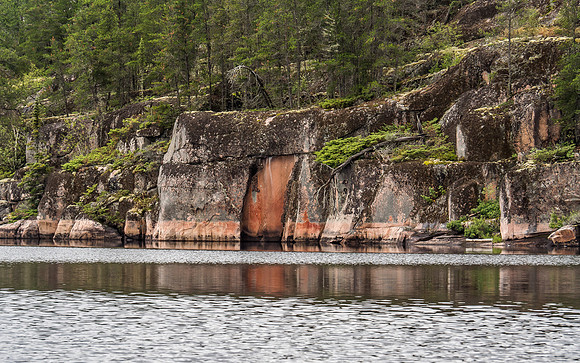 Quintessential Canadian Shield rock meets the waters of Hansen Lake as we paddle towards the 275m rapids along the Rostoul River.