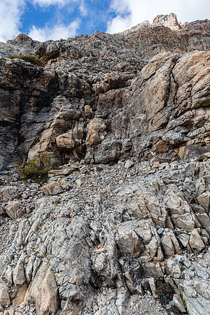 The moderate scramble to break the lower cliff to the scree ledge traverse.