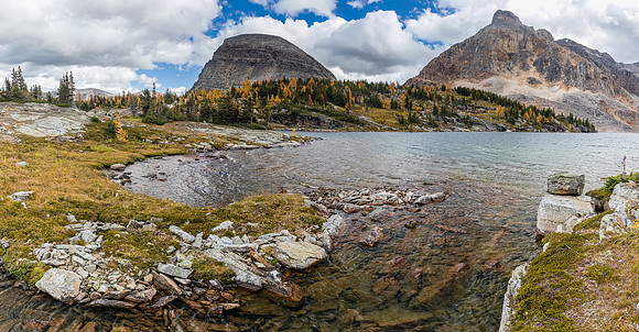 Hiking back along the north end of Mummy Lake.