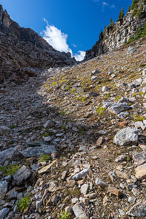 A steep hike up through a gap to Mummy Lake.