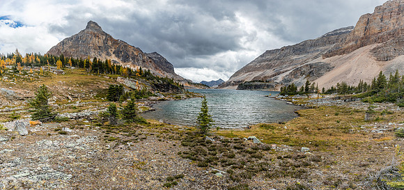 Hiking back along the north end of Mummy Lake.