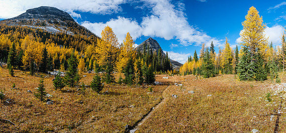 Descending the Talc Lake trail. The Sphinx at left, Pharaoh Peak at center.