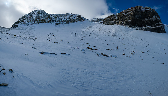 There is a small glacier rising to the obvious break at upper center here.