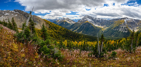 Views back to the lower SW ridge of Haiduk (L) as I traverse back.