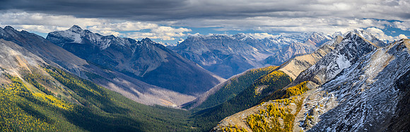 The Monarch (L), Simpson Ridge, Nestor, Indian and Mount Shanks over the Verdant Creek valley.