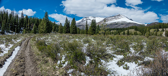 Wingnut Peak is an outlier peak of the Canary massif.