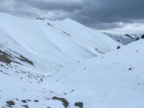 Descending the SE bowl between Wingnut and Canary Peak.