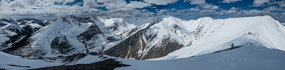 Wietse heads down towards the col and Wingnut Peak.