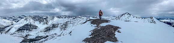 Wietse traverses to the summit of Canary Peak.