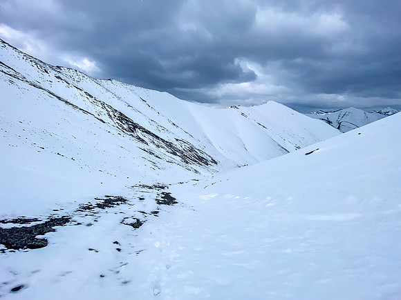 Descending the SE bowl between Wingnut and Canary Peak.