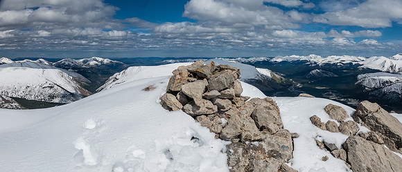 Finch Peak lies just to the east of Wingnut.