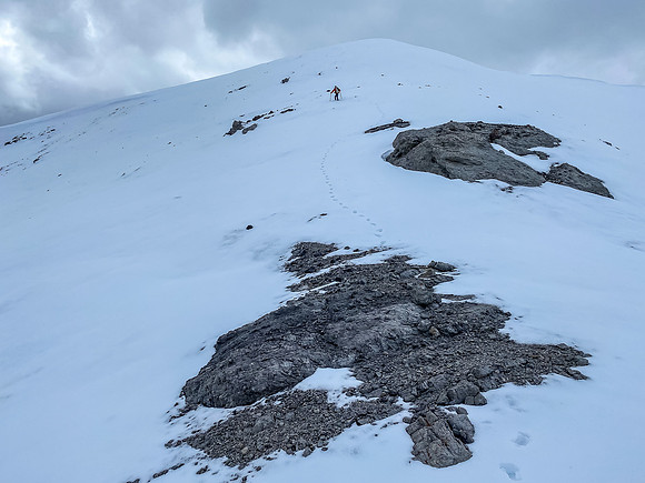 Wietse ascends another false summit to Canary Peak.
