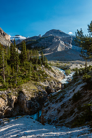Now on the regular hiking trail, the lower moraine at center and cliff band to its left.