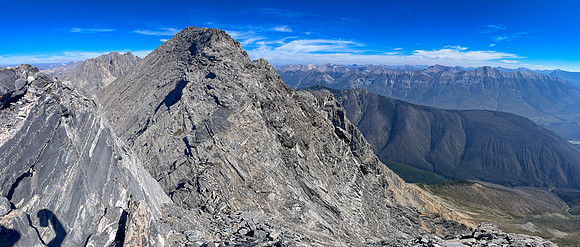 Traversing the south ridge of Wardle to the summit.