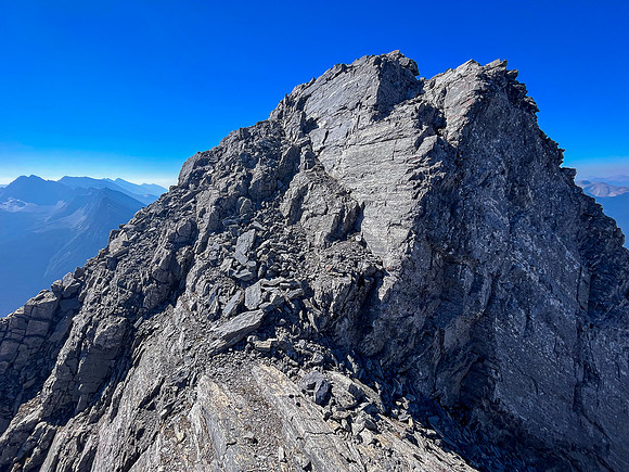 Traversing the south ridge of Wardle to the summit.