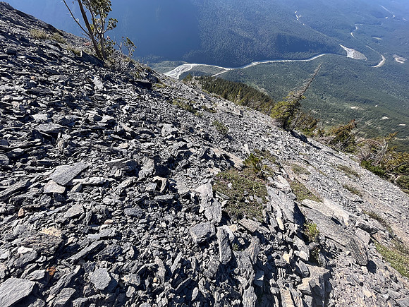 Rubble and scree to the upper SE ridge.