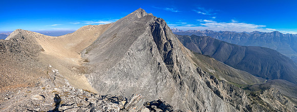 Views to the summit and SW face from the top of the SE ridge.