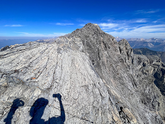 Traversing the south ridge of Wardle to the summit.