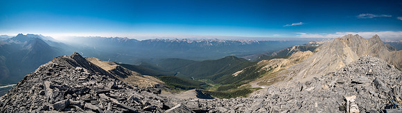 Views to the west include Split Peak (L) and the Brisko Range including Boyce, Pinnacle, Shyster and Crook.