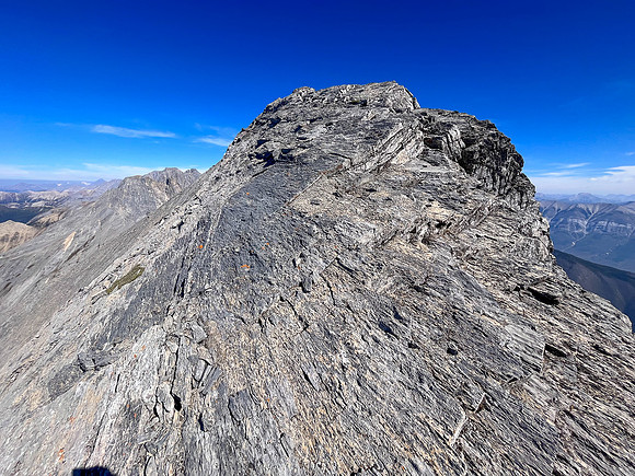 Traversing the south ridge of Wardle to the summit.