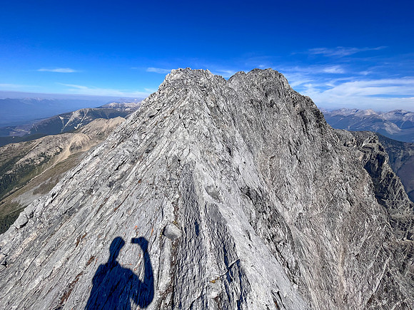 Traversing the south ridge of Wardle to the summit.