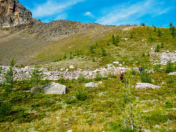 Phil and Wietse head off trail, up the Ramparts. The north end of The Monarch at upper left.