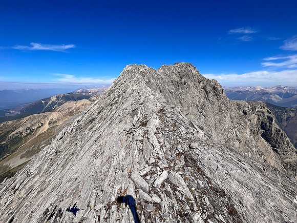 Descending the south summit ridge of Wardle.