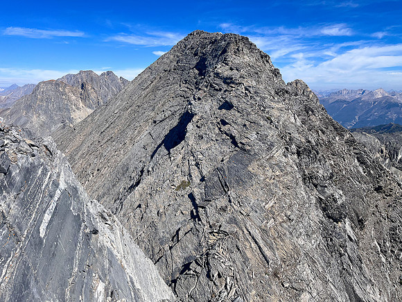 Traversing the south ridge of Wardle to the summit.