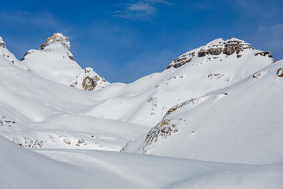 Skiing the upper SE valley to the Chimney Col.