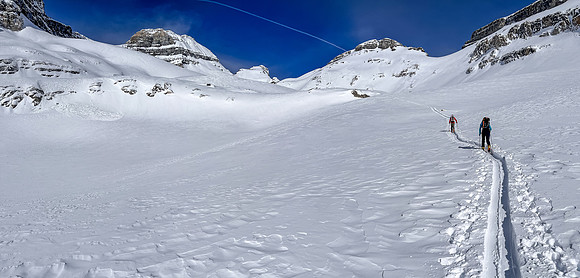 Skiing the upper SE valley to the Chimney Col.