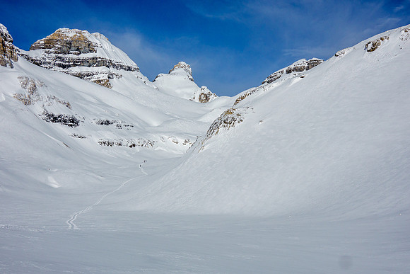 Skiing the upper SE valley to the Chimney Col.