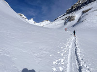 Skiing the upper SE valley to the Chimney Col.