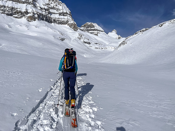 Skiing the upper SE valley to the Chimney Col.