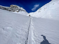 Skiing the upper SE valley to the Chimney Col.