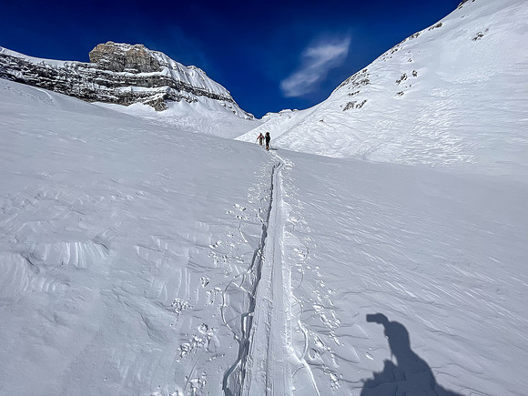Skiing the upper SE valley to the Chimney Col.