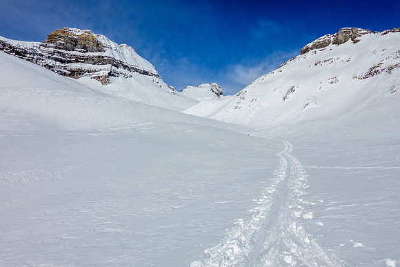 Skiing the upper SE valley to the Chimney Col.